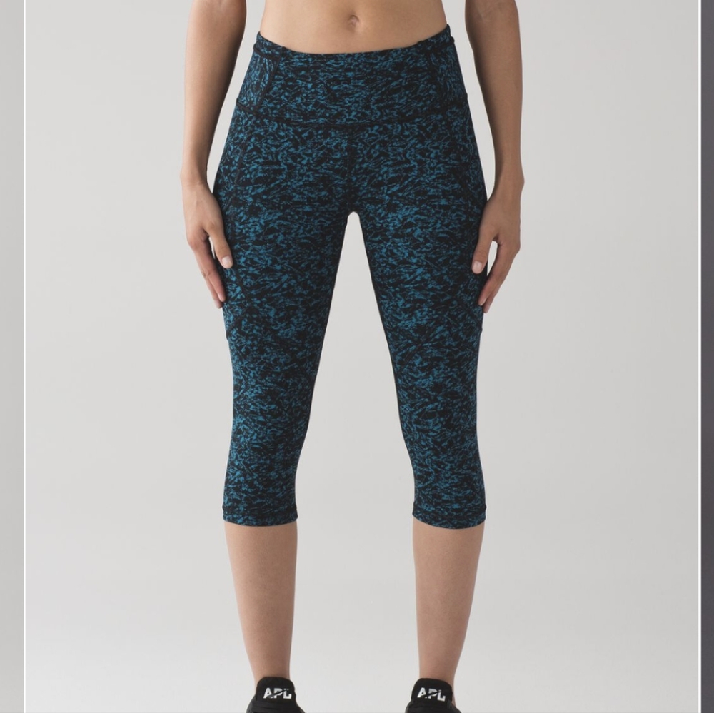 Lululemon Outrun 17" Crop - Iced Wave - Capri Black / Blue - size 6